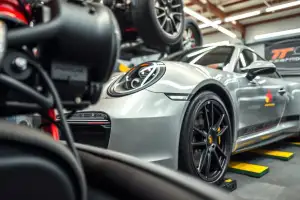 Detailaufnahme eines Porsche-Motors auf dem Prüfstand, Fahrwerk und Motorkomponenten in hyperrealistischer 8K-Qualität
