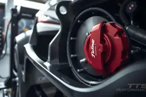 Detailaufnahme von Porsche-Bremsscheiben auf dem Prüfstand, hochauflösend und fotorealistisch