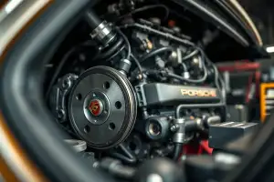 Porsche Kühlsystem im Detail: Motorkomponenten in Nahaufnahme auf dem Prüfstand unter natürlichem Licht