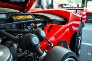 Porsche-Motor auf dem Prüfstand: Detailaufnahme von Bremssattel und Motorkomponenten in 8K-Qualität
