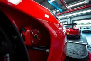 Porsche auf dem Prüfstand: Detailaufnahme von Motorkomponenten und Bremsanlage unter professionellen Testbedingungen